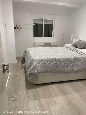  Se alquila habitación en piso de 3 habitaciones en Valencia - VALENCIA 