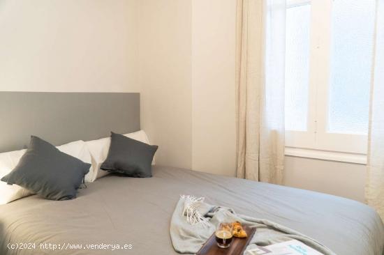  Se alquilan habitaciones en un apartamento de 5 dormitorios en Ciutat Vella - BARCELONA 
