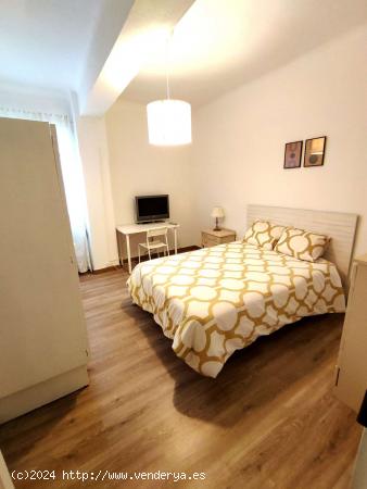  Se alquila habitación en piso de 5 dormitorios por Universidad de Zaragoza - ZARAGOZA 