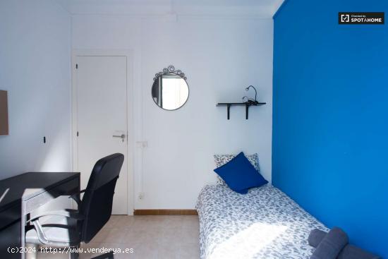  Amplia habitación con armario independiente en el apartamento de 4 dormitorios, Poble Sec - BARCELO 