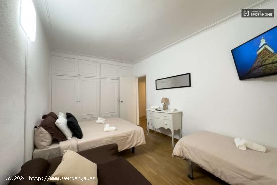  Se alquila habitación en piso de 4 habitaciones en Navas - BARCELONA 