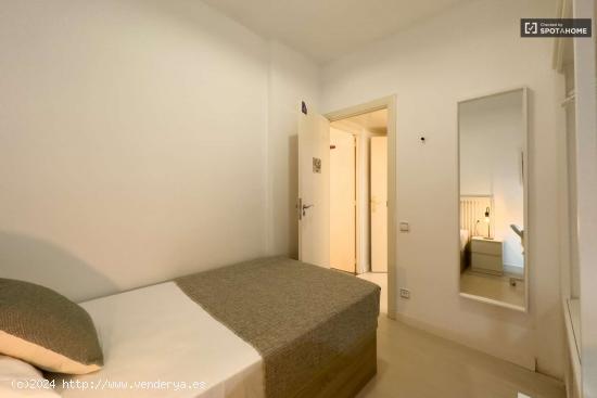  Habitaciones para alquilar en apartamento de 5 habitaciones en Sants - BARCELONA 