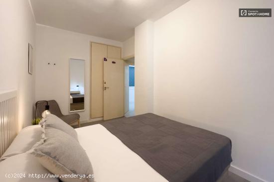 Habitaciones para alquilar en apartamento de 5 habitaciones en Sants - BARCELONA 