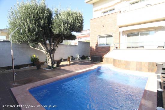  Precioso chalet de 5 habitaciones, 3 baños, gran garaje y piscina en las Planas - BARCELONA 