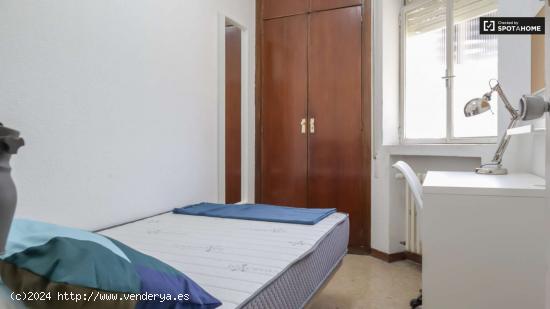  Se alquila habitación en piso de 8 habitaciones en Azca, Madrid - MADRID 