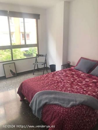  Se alquila habitación en piso compartido de 4 habitaciones en Valencia - VALENCIA 