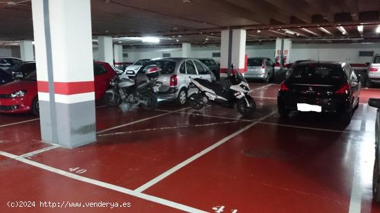  Parking en Plaça del Mercat Vell - plaza amplia - BARCELONA 