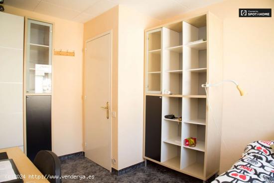  Gran habitación con calefacción en piso compartido, Nou Barris - BARCELONA 
