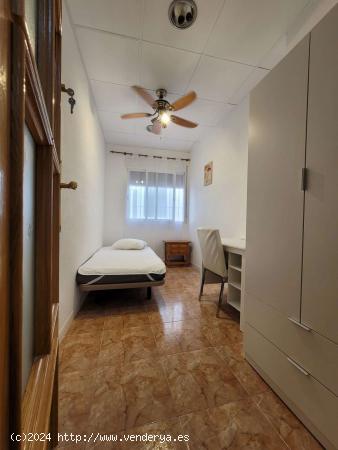  Se alquila habitación en piso compartido de 6 habitaciones en Murcia - MURCIA 