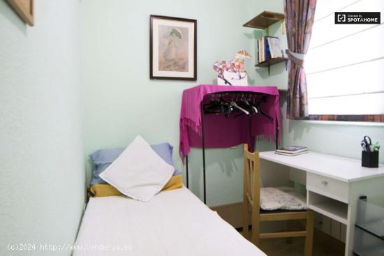  Habitación con cama individual en alquiler en apartamento de 3 dormitorios en La Latina - MADRID 