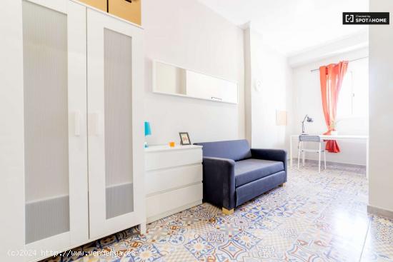  Habitación interior con armario independiente en piso de 5 habitaciones, Eixample - VALENCIA 