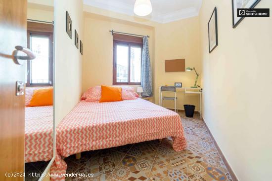  Alegre habitación con ventana con vistas a la calle en piso de 5 habitaciones, Eixample - VALENCIA 