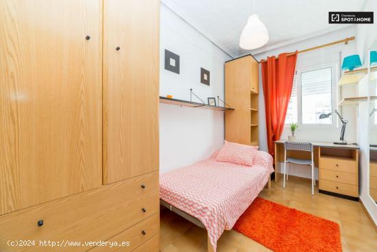  Habitación blanca con armario independiente en piso compartido, El Pla del Real - VALENCIA 
