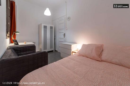  Habitación acogedora con armario independiente en un apartamento de 5 dormitorios, Eixampl - VALENC 