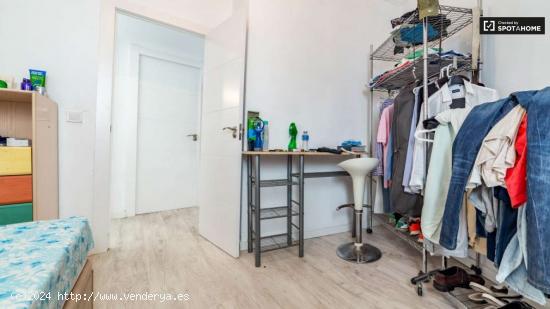  Cómoda habitación con escritorio en un apartamento de 3 dormitorios, Ciutat Vella - VALENCIA 