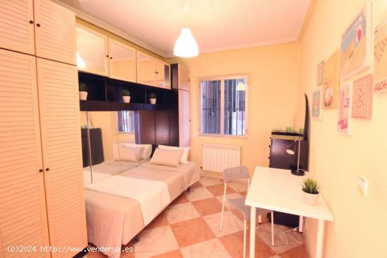  Bonita habitación con estantería en un apartamento de 3 dormitorios, Carabanchel - MADRID 