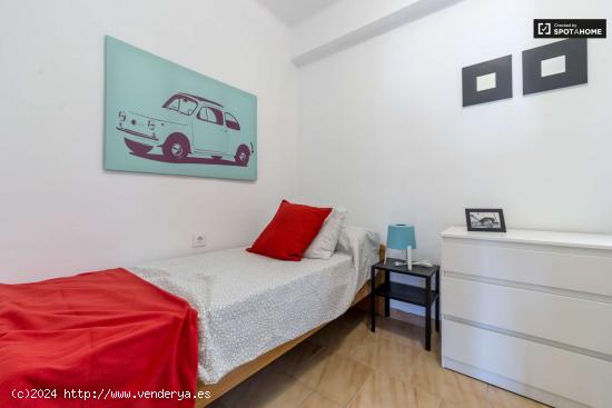  Habitación amueblada en un apartamento de 6 dormitorios, Quatre Carreres - VALENCIA 