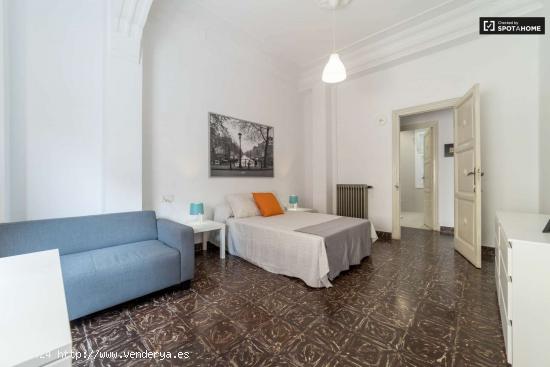  Hermosa habitación en alquiler en un apartamento de 8 dormitorios, Extramurs - VALENCIA 