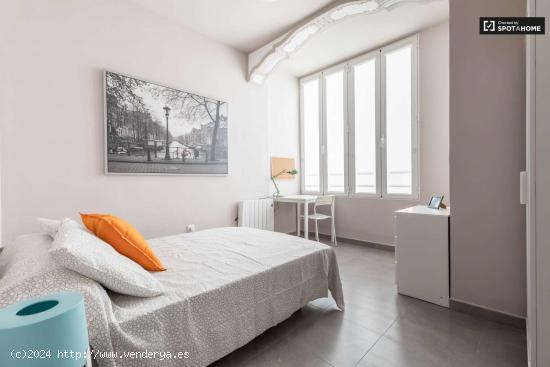  Habitación luminosa en un apartamento de 5 dormitorios en L'Eixample - VALENCIA 