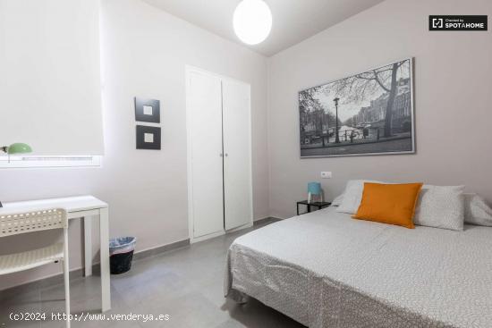  Habitación moderna en un apartamento de 5 dormitorios en L'Eixample - VALENCIA 