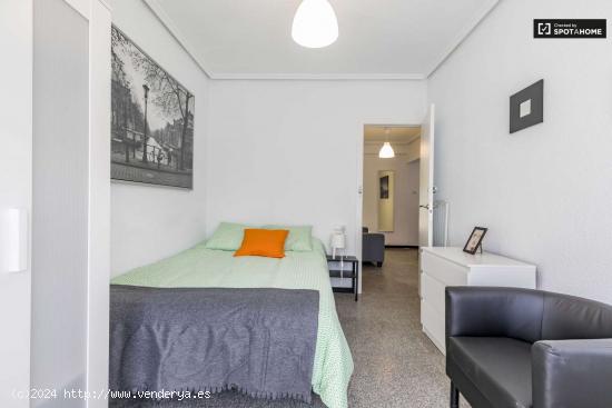  Amplia habitación en alquiler en el apartamento de 6 dormitorios en L'Eixample - VALENCIA 