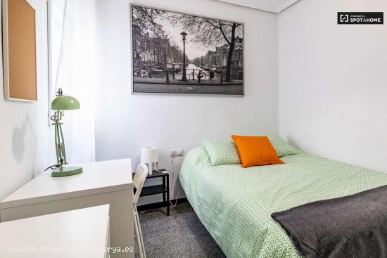  Dulce habitación en alquiler en el apartamento de 6 dormitorios en L'Eixample - VALENCIA 