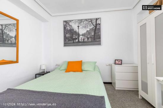  Habitación moderna en alquiler en el apartamento de 6 dormitorios en L'Eixample. - VALENCIA 