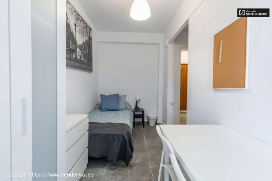  Habitación luminosa en alquiler en un apartamento de 5 dormitorios en El Pla del Real - VALENCIA 