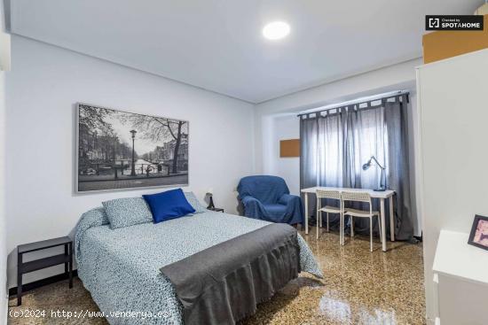  Moderna habitación en apartamento de 5 dormitorios en Quatre Carreres - VALENCIA 