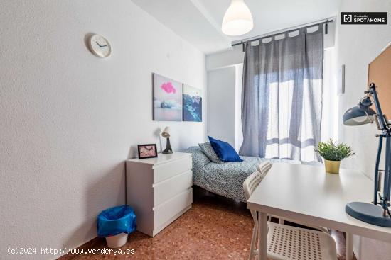  Habitación luminosa en apartamento de 5 dormitorios en Campanar - VALENCIA 