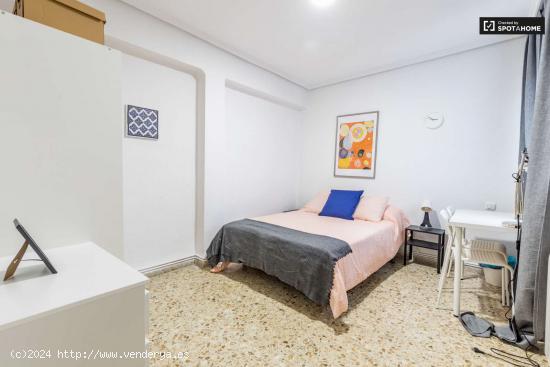  Se alquila habitación grande con cama doble en Patraix - VALENCIA 