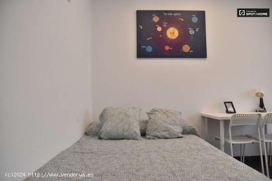  Se alquila habitación en piso de 5 dormitorios en Gran Vía, Valencia - VALENCIA 