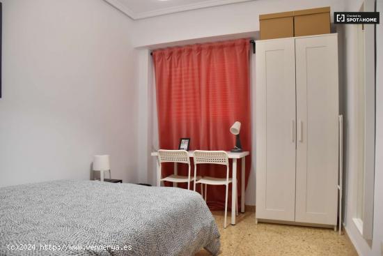  Se alquila habitación en piso de 8 dormitorios en L'Amistat, Valencia - VALENCIA 