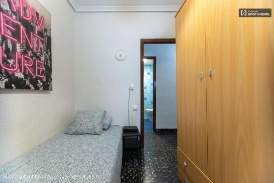  Se alquila habitación en piso de 4 habitaciones en Benicalap, Valencia - VALENCIA 