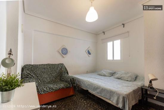  Se alquila habitación en piso de 4 habitaciones en Benicalap, Valencia - VALENCIA 