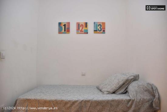  Se alquila habitación en piso de 3 habitaciones en Ciutat Vella - VALENCIA 