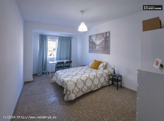  Se alquila habitación en piso de 6 dormitorios en Camins Al Grau, Valencia - VALENCIA 