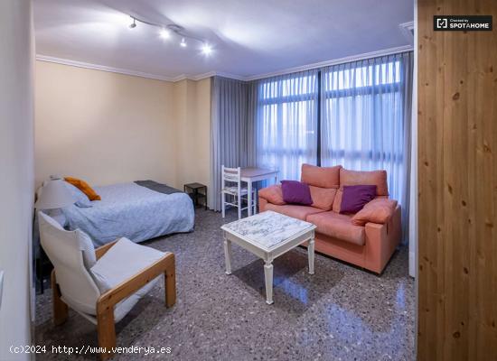  Se alquila habitación en piso de 7 habitaciones en Valencia - VALENCIA 