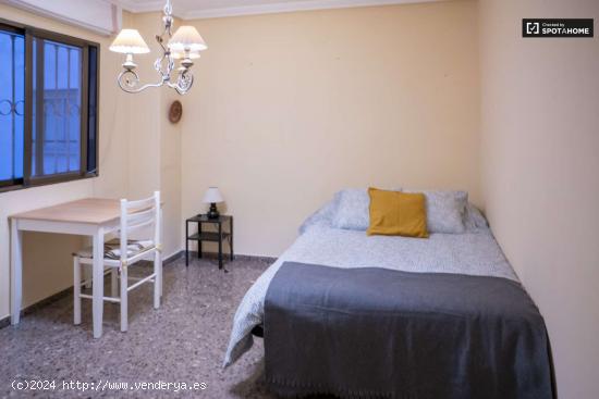  Se alquila habitación en piso de 7 habitaciones en Valencia - VALENCIA 