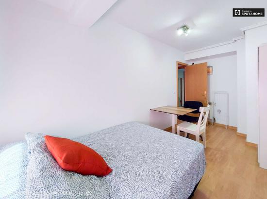  Se alquila habitación en piso de 5 dormitorios en Valencia - VALENCIA 