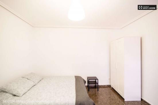  ¡Habitaciones en alquiler en piso de 6 dormitorios en Valencia! - VALENCIA 