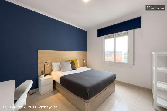  Alquiler de habitaciones en piso de 5 habitaciones en Sant Antoni - BARCELONA 