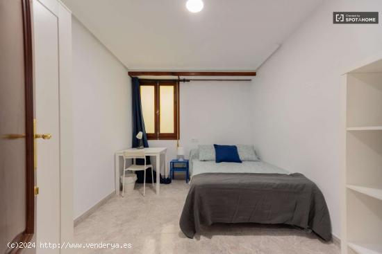  Se alquila habitación en piso de 7 habitaciones en Mestalla - VALENCIA 