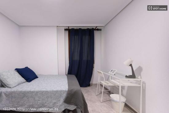 Se alquila habitación en piso de 7 habitaciones en Mestalla - VALENCIA 