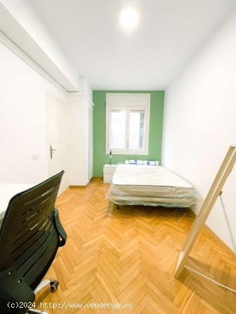 Habitaciones en alquiler en piso de 6 habitaciones en Sarrià-Sant Gervasi - BARCELONA 