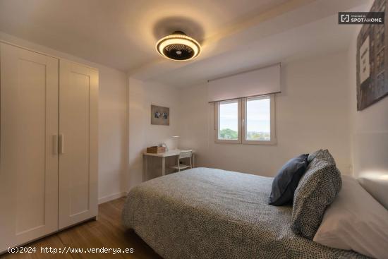  Se alquila habitación en piso de 4 dormitorios en Valencia - VALENCIA 