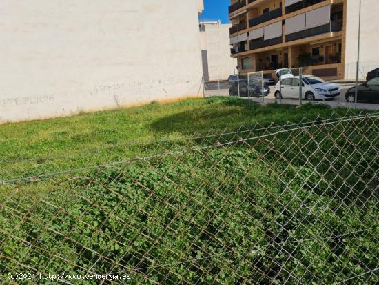  Oportunidad de Solar urbano de 560m2 en Almoradí con proyecto para 15 viviendas y plazas de garaje  