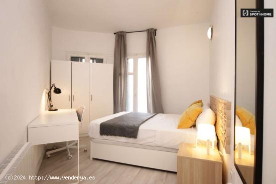  Habitación amueblada en un apartamento de 6 dormitorios en Eixample Dreta - BARCELONA 