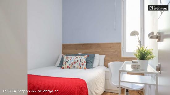  Habitación luminosa en alquiler en un apartamento de 8 habitaciones en Retiro - MADRID 