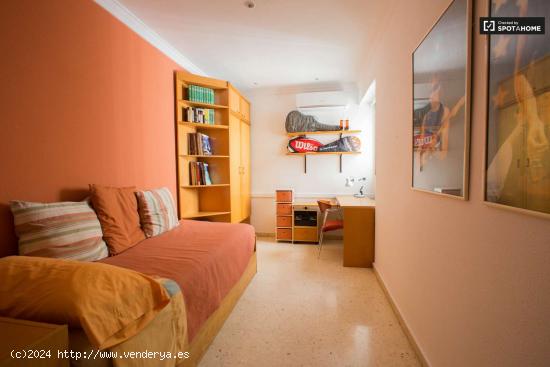  Habitación colorida con cama individual en alquiler en Camins al Grau - VALENCIA 